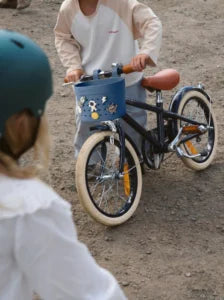 Banwood koszyk do hulajnogi lub roweru + przypinki – Deapsee Space