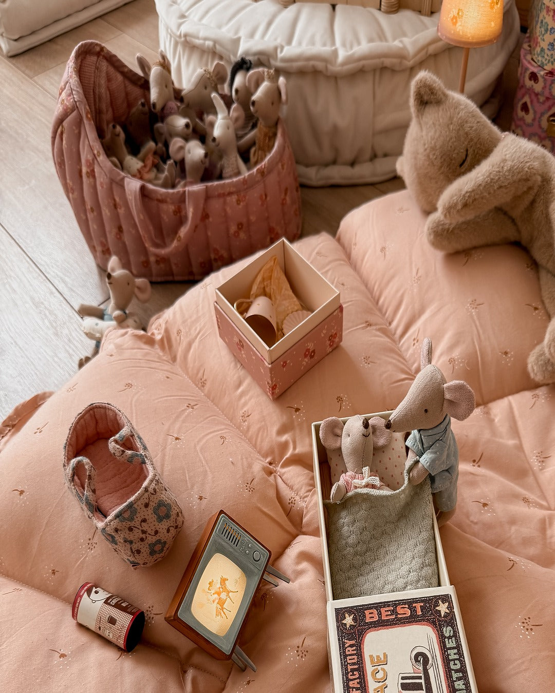 Przytulanka śpiący kotek Small Cream Peach – Maileg