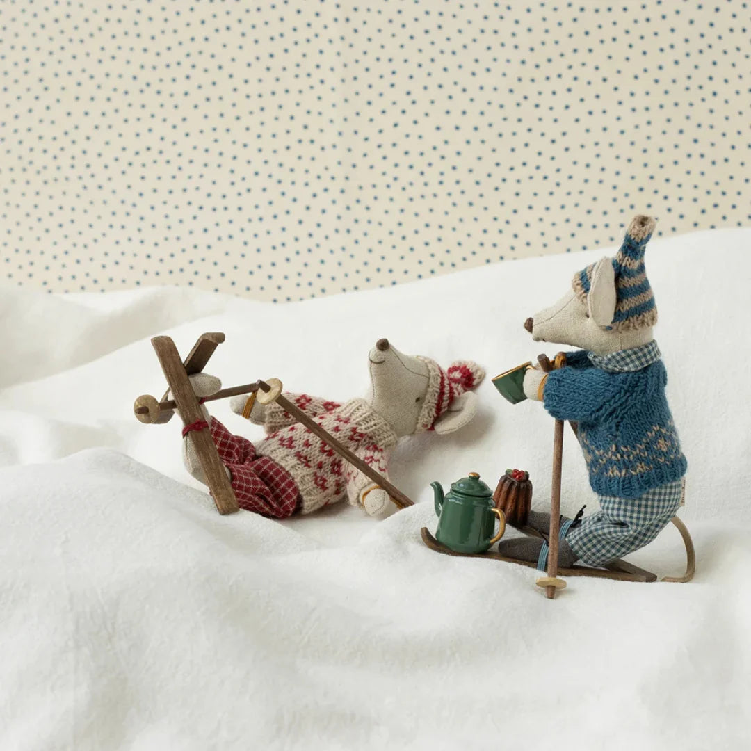 Maileg Zimowa myszka na nartach – Mama – Red