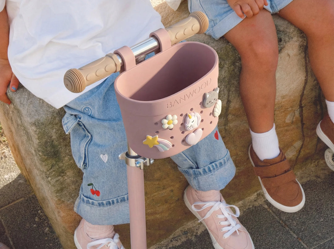 Banwood koszyk do hulajnogi lub roweru + przypinki – Dusty Rose Magic